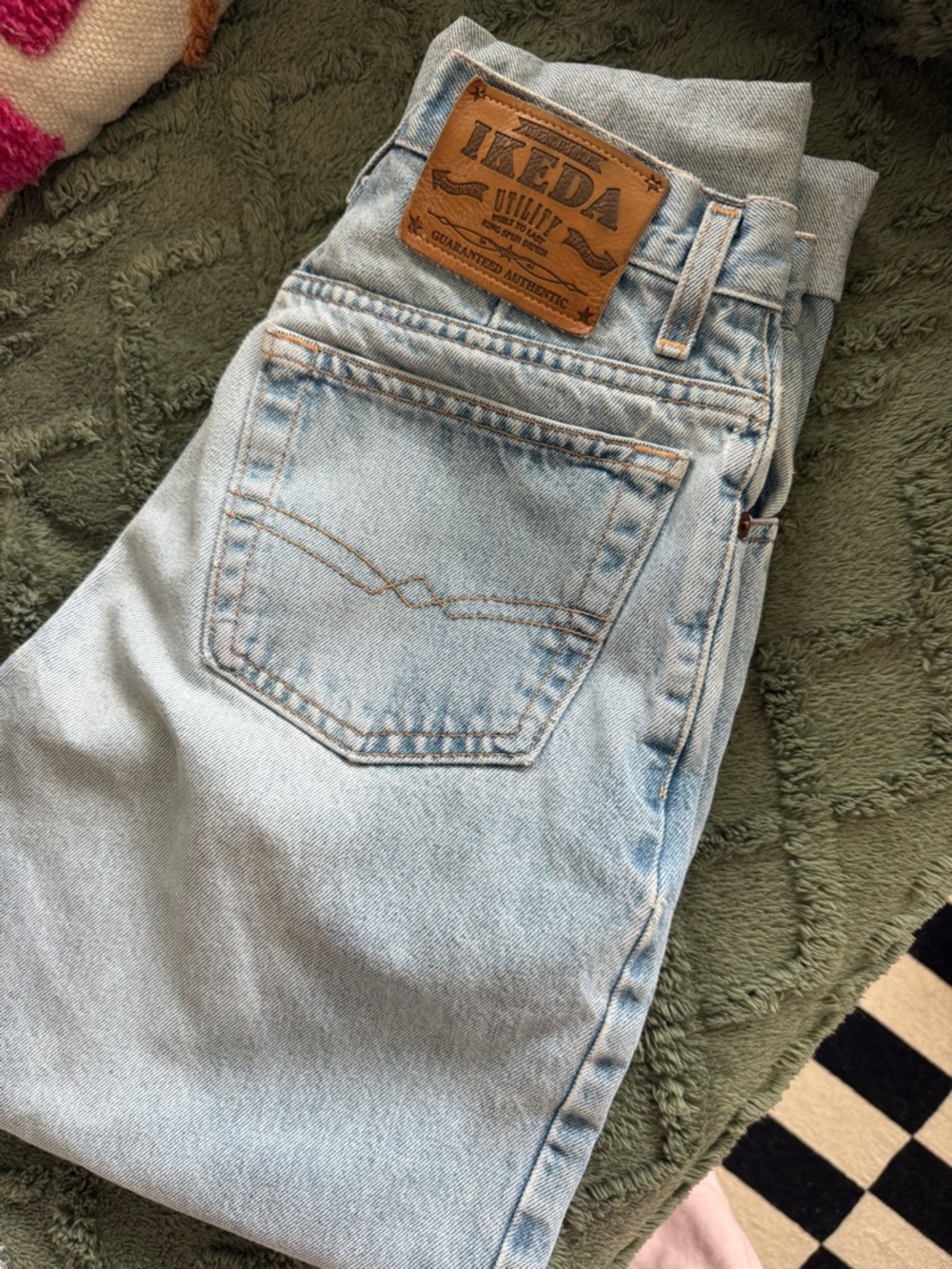High-Rise Light Wash Women's Jeans — Casual Straight Fit - Picture 6 of 6